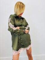 Chemise Satinée Détail Dentelle – Image 4