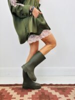 Jupe Satinée Détail Dentelle – Image 3