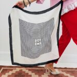 Foulard Aimanté Graphique Bicolore Élégance Contemporaine