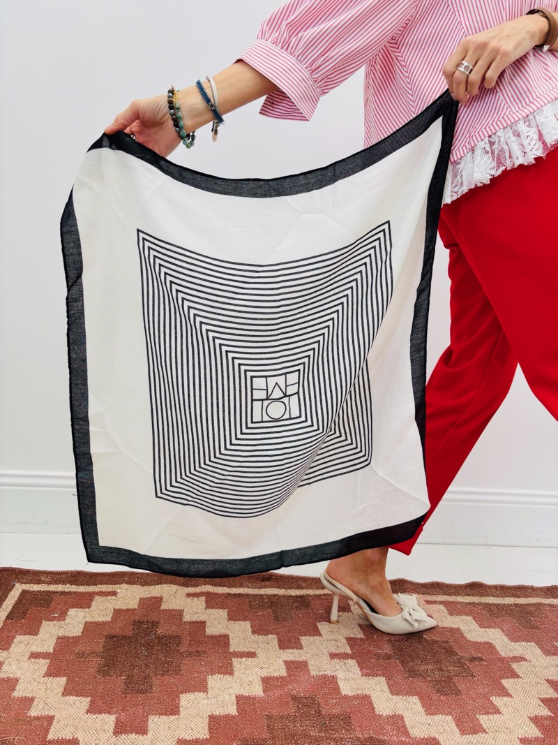 IMG_7038 Foulard Aimanté Graphique Bicolore Élégance Contemporaine – Image 1