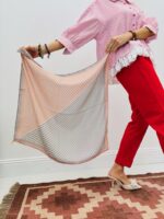 Foulard Aimanté Graphique Bicolore Élégance Contemporaine – Image 3