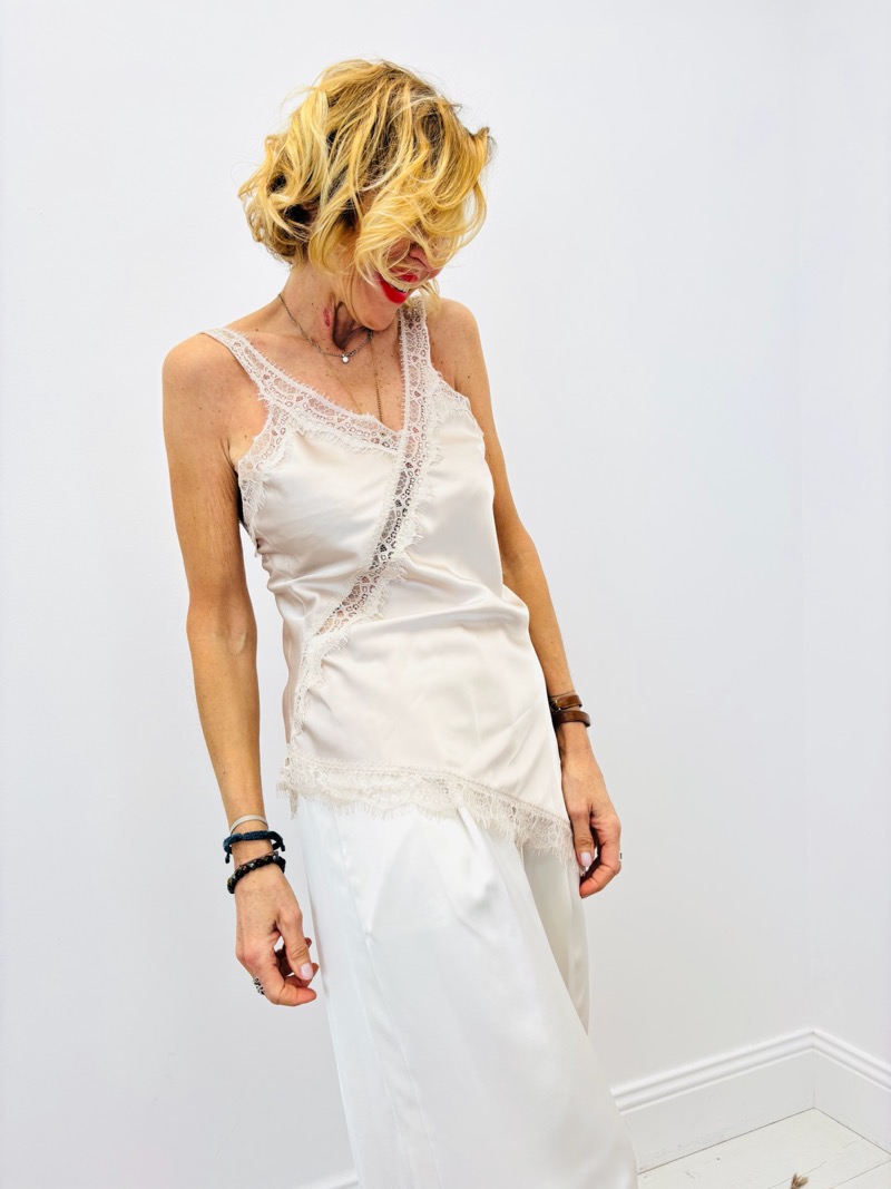 IMG_7299 Débardeur Satiné En Viscose Détail Dentelle Esprit Lingerie Chic – Image 1