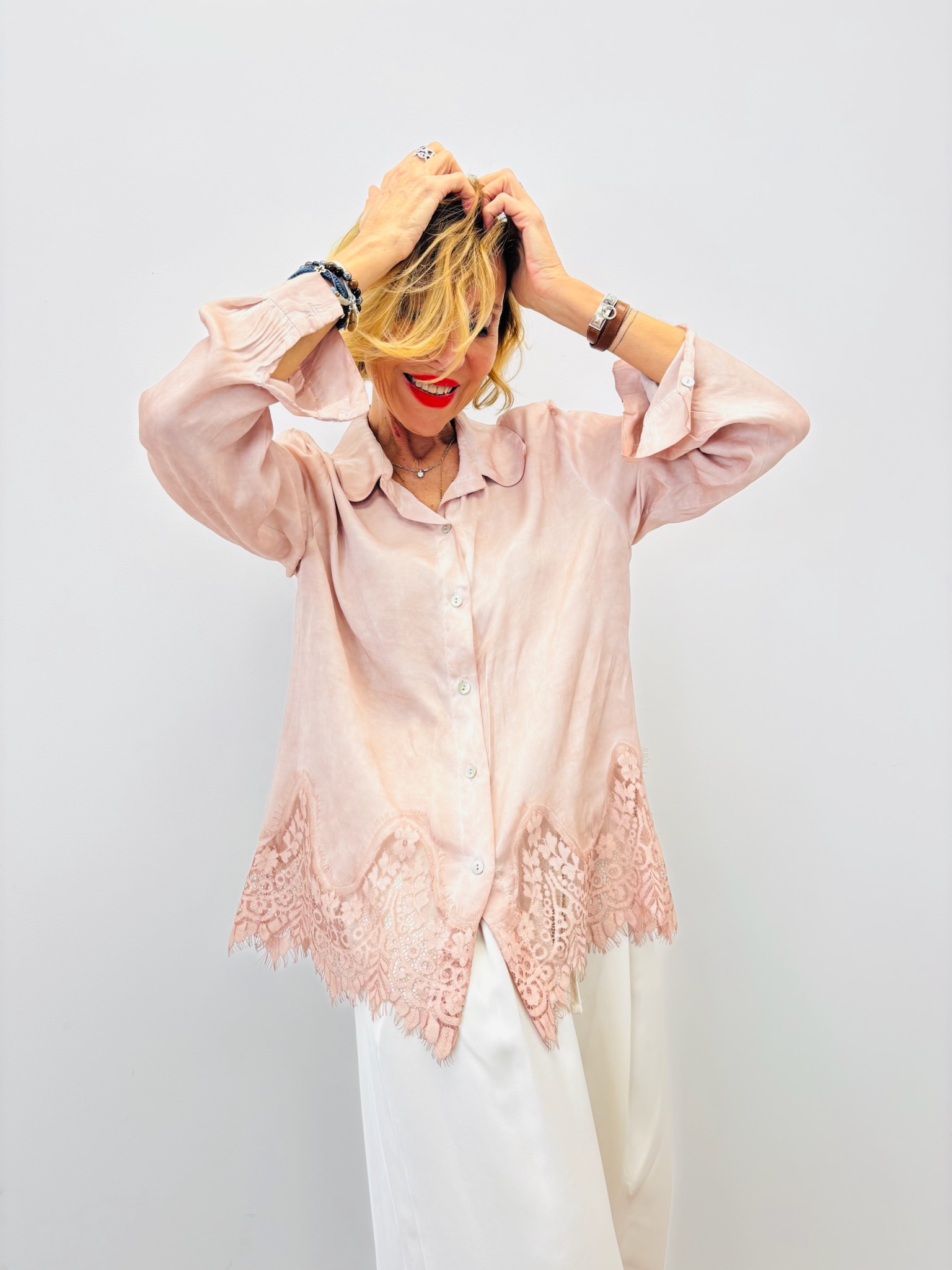 IMG_7325 Chemise Satinée En Viscose Finition Dentelle – Image 1