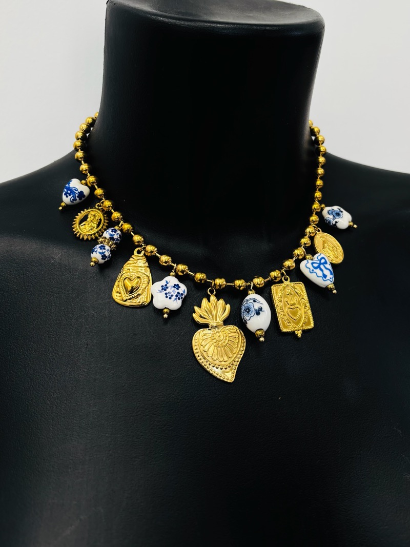 IMG_7574 Collier Porcelaine Doré À Breloques Sacrées – Image 1