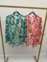 Blouse Grande Taille Imprimé Abstrait Rosé – Élégance Fluide & Esprit Artistique – Image 3