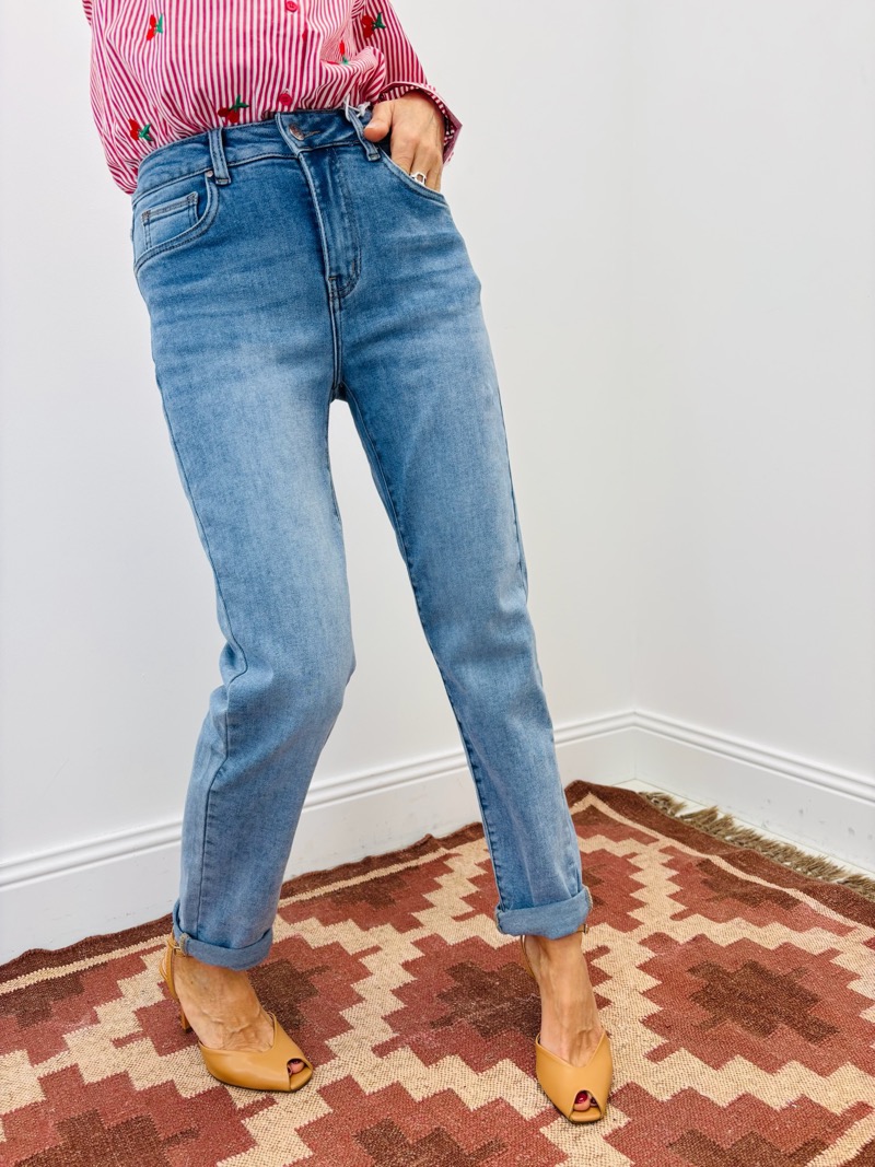 IMG_8199 Jean Mom Fit Denim Bleu Délavé Taille Haute – Image 1