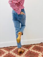 Jean Mom Fit Denim Bleu Délavé Taille Haute – Image 5