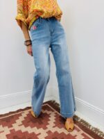 Jean Wide Leg Brodé Artistique – Denim Clair Taille Haute – Image 6