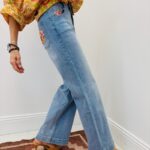 Jean Wide Leg Brodé Artistique – Denim Clair Taille Haute