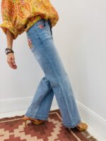 Jean Wide Leg Brodé Artistique – Denim Clair Taille Haute
