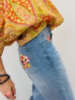 Jean Wide Leg Brodé Artistique – Denim Clair Taille Haute – Image 3