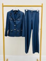 Tailleur Denim Structuré – Ensemble Veste & Pantalon Élégance Moderne – Image 2