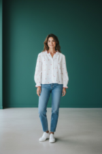 Chemise Blanche À Motifs Cœurs Brodés Esprit Romantique Moderne