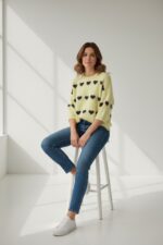 Pull en Maille Douce à Motifs Cœurs Contrastés – Image 3