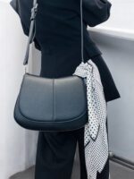 Carré Satiné Motif Pois Intemporel