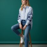 Chemise Rayée Brodée À Détails Floraux Élégance Raffinée