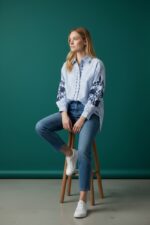 Chemise Rayée Brodée À Détails Floraux Élégance Raffinée