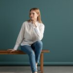 Chemise Rayée Fine À Col Et Poignets Blancs Chic Intemporel