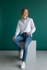 Chemise Blanche À Détails Rayés Contrastants Élégance Moderne