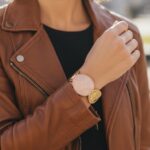 Bracelet Doré Large Avec Pierre Ovale Colorée