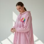 Blouse Rayée Grande Taille À Capuche – Détail Brodé Coloré & Esprit Casual Chic