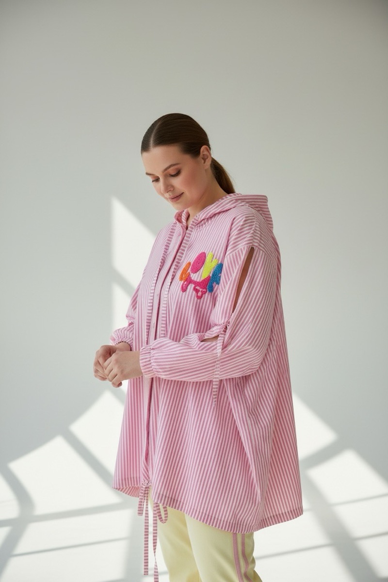 Photoroom_20260216_151857 Blouse Rayée Grande Taille À Capuche – Détail Brodé Coloré & Esprit Casual Chic – Image 1