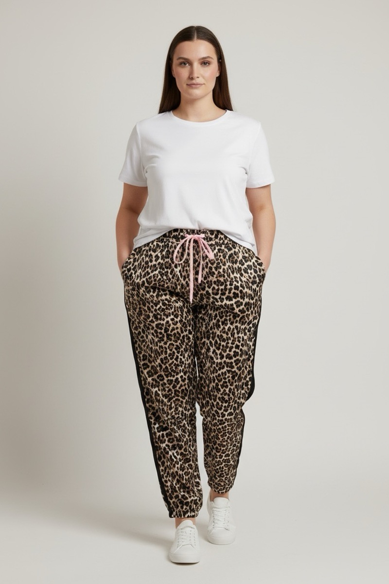 Photoroom_20260216_170447 Pantalon Léopard Grande Taille – Esprit Wild & Détail Contrasté – Image 1