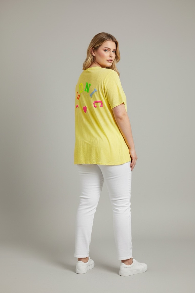 Photoroom_20260217_113937 T-Shirt Grande Taille “Iconic” Dos Relief Multicolore – Esprit Pop & Casual – Image 1