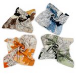 Carré Imprimé Floral – Élégance Graphique & Esprit Naturel