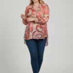 Blouse Grande Taille Imprimé Abstrait Rosé – Élégance Fluide & Esprit Artistique