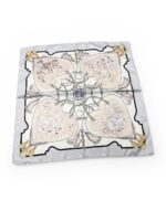 Carré Satin Imprimé Élégant Motif Chaînes & Fleurs – Image 2