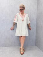 Robe Bohème Brodée – Détails Ethniques & Pompons