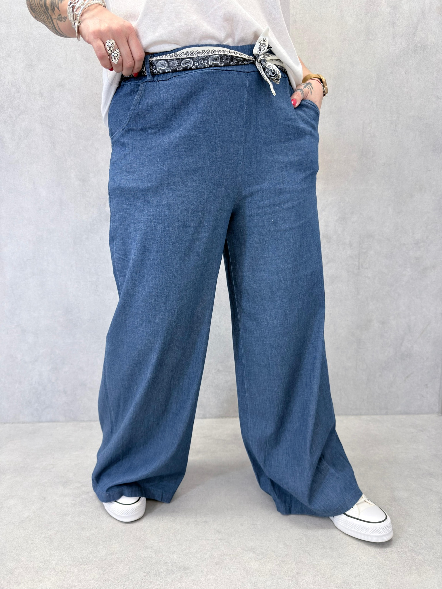 56ef201c-be0f-46a9-b823-3117058c515b Pantalon Large Denim Fluide – Ceinture Foulard – Image 1