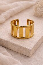 Bracelet Manchette Doré Graphique – Image 2