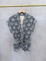 Veste Sans Manches Brodée Bohème – Coupe Fluide Ceinturée – Image 6