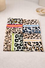Foulard Triangle Imprimé Animalier Contrasté – Image 2