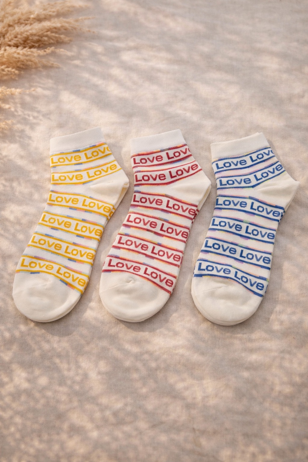 8CF6C4AF-2064-4D5B-89CF-D7FE123484EA Chaussettes Love Multicolores – Image 1