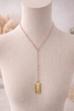 Collier Perles Élégance & Pendentif Doré Gravé – Image 3