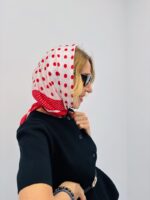 Carré Foulard Motif Pois Élégant – Image 2