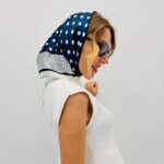 Carré Foulard Motif Pois Élégant