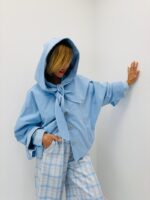 Veste / Trench Court À Capuche Avec Nœud – Image 3