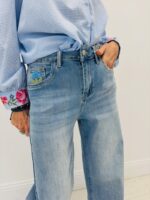 Jean Wide Leg Denim Délavé Broderie Florale Et Finition Crochet – Image 4