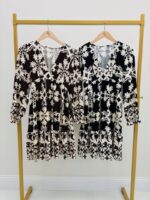 Robe Courte Fluide Imprimé Graphique Élégance Intemporelle – Image 5