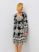 Robe Courte Fluide Imprimé Graphique Élégance Intemporelle – Image 3