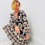 Robe Courte Fluide Imprimé Graphique Élégance Intemporelle