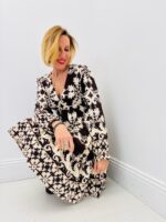 Robe Courte Fluide Imprimé Graphique Élégance Intemporelle