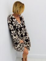 Robe Courte Fluide Imprimé Graphique Élégance Intemporelle – Image 2