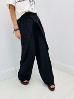 Pantalon Rayé Coupe Fluide Taille Haute Élégance Structurée