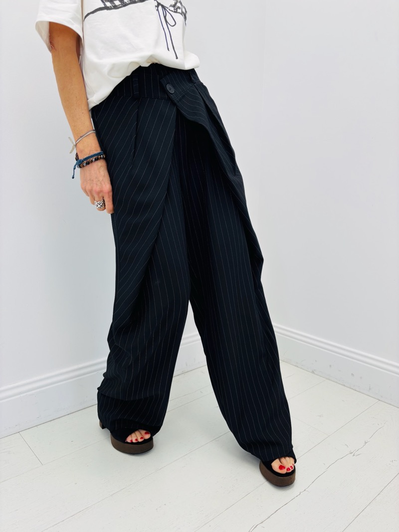 IMG_3938 Pantalon Rayé Coupe Fluide Taille Haute Élégance Structurée – Image 1