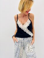 Débardeur Satiné À Dentelle Croisée Esprit Féminin Élégant – Image 4